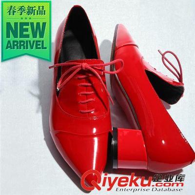 2015早春风尚 漆皮尖头粗跟鞋，时尚休闲的代发优选