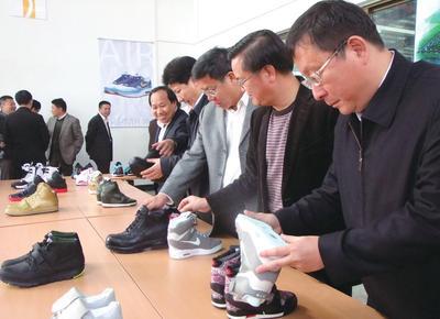 邵阳日报电子版_2013-12-18_综合新闻_九兴控股邵阳兴昂鞋业一期工程9月份建成投产